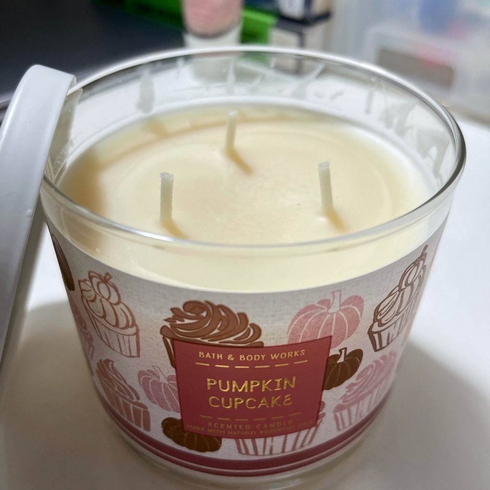 Bath and body works Pumpkin cupcake candle 26